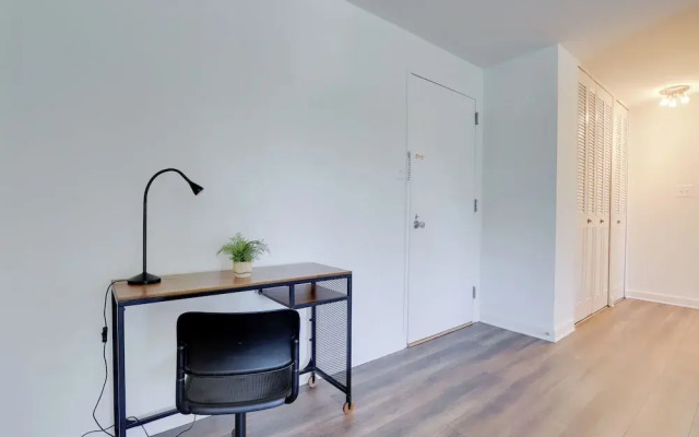 Contemporary Studio by Barton Park