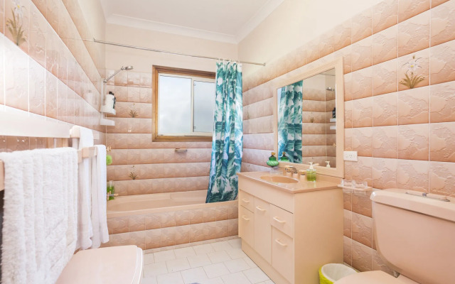 South Coast Getaway House Sleeping 8 Guests