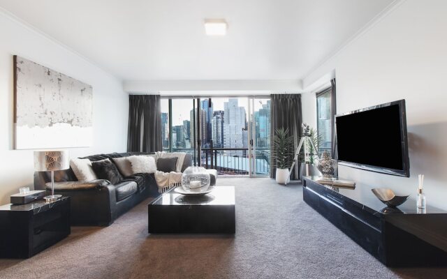 Heart of Theatre District - Pool & Gym