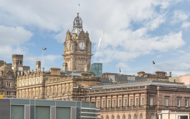 393 Delightful 2 Bedroom Apartment off the Royal Mile With Secure Parking