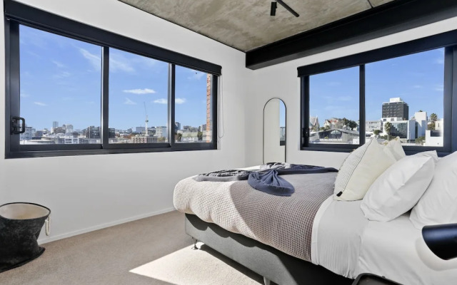 Urban style apt fantastic city views