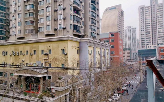 Red House Hotel (Shanghai Red House Hospital Lujiabang Road Subway Station Branch)