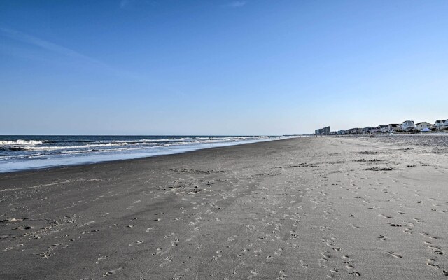 Couples Retreat w/ Balcony in Surfside Beach!