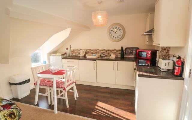 Carisbrooke House, Apartment 6