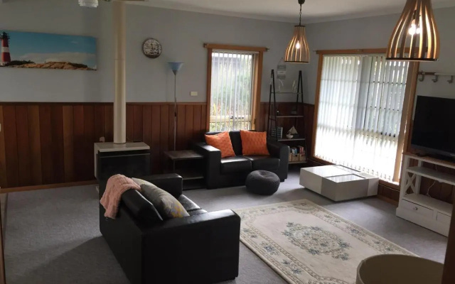 ‘Rose Cottage’ sisters beach accommodation – Guest Rooms – Sisters Beach