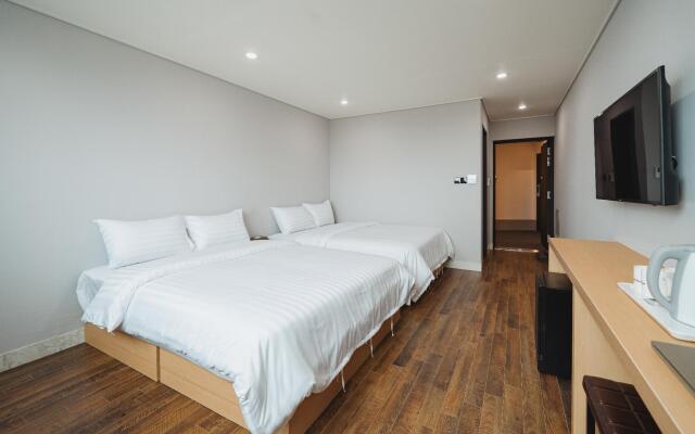 Aroomi Hotel Hyupjae