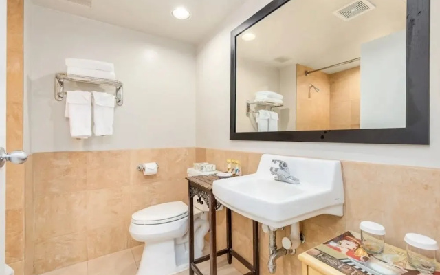 Spacious & Sophisticated Palms Studio Condo by RedAwning, Honolulu