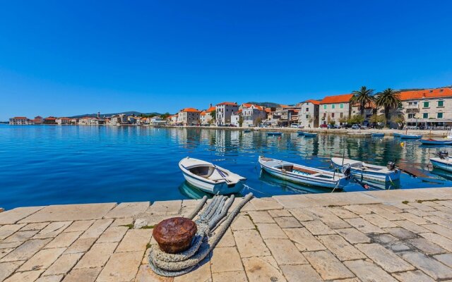 Modern Luxury 2-bedroom apt With Balcony & Patio