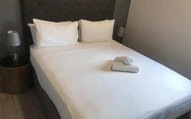 Easy Stay - The Median