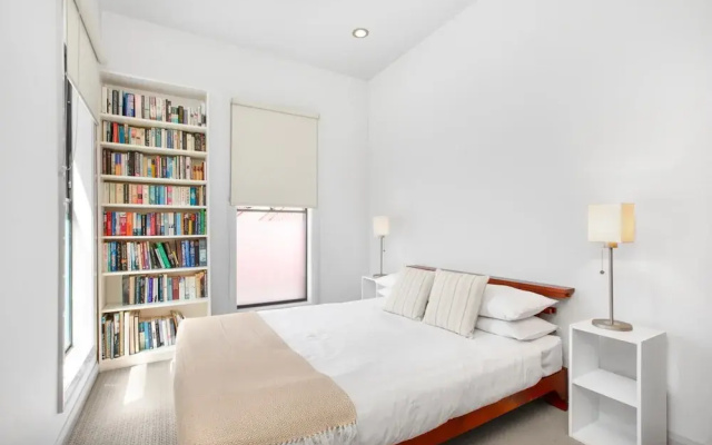 2-bed Apartment With Parking & Balcony Near Trains