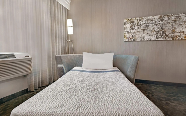 Courtyard by Marriott Republic Aprt Long Island/Farmingdale