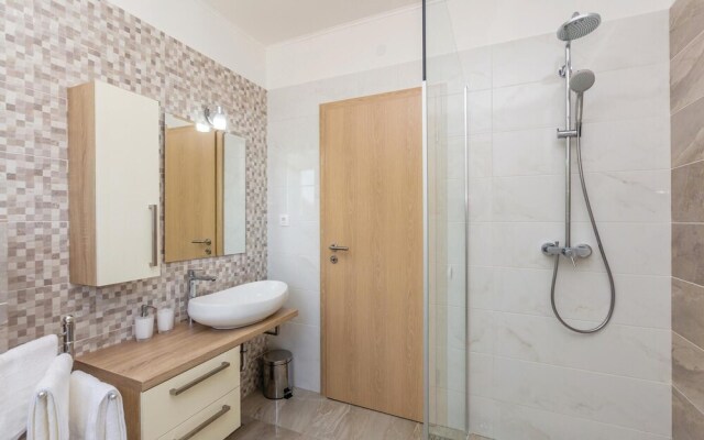 Beautiful Home in Kras With Wifi and 3 Bedrooms