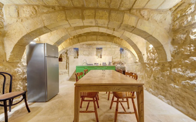 Room-ta Karmenu - An 800 Year old Modern