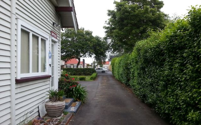 Manhattan Lodge Motel