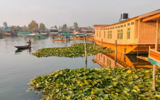 Lalarukh Houseboats