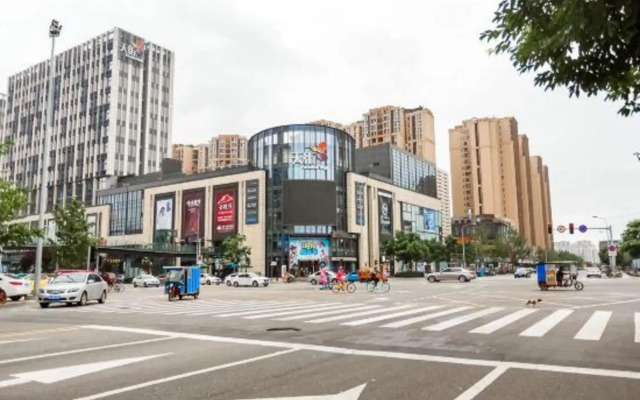 Chengdu Yuanmei Impression Hotel (Longhu Beicheng Tianjie Wukuaishi Subway Station)