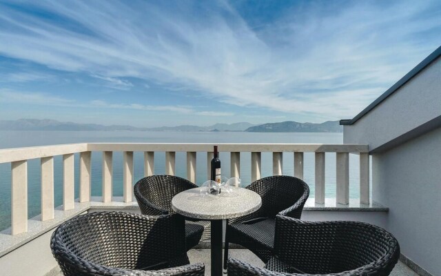 Nice Home in Sreser with Hot Tub, Sauna & WiFi