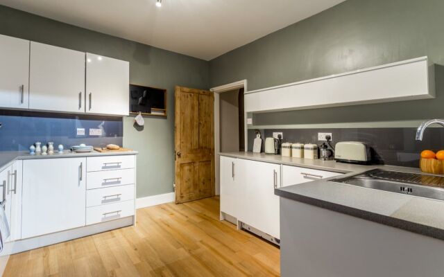 The Modern Classic - Contemporary & Elegant 3bdr Home