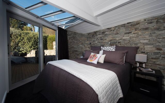 Uranga Villa - sunny location with spa pool