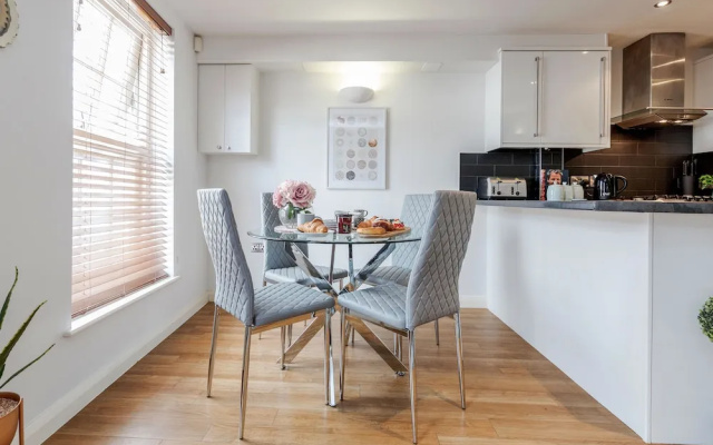 Spacious Apartment In The Heart Of Windsor