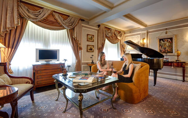 Hotel Elysee by Library Hotel Collection