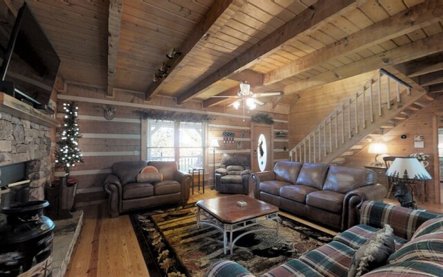 Dogwood Acre 3 Bedroom Cabin by RedAwning