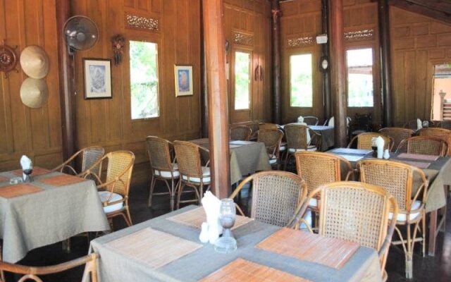 Harry's Bungalows & Restaurant