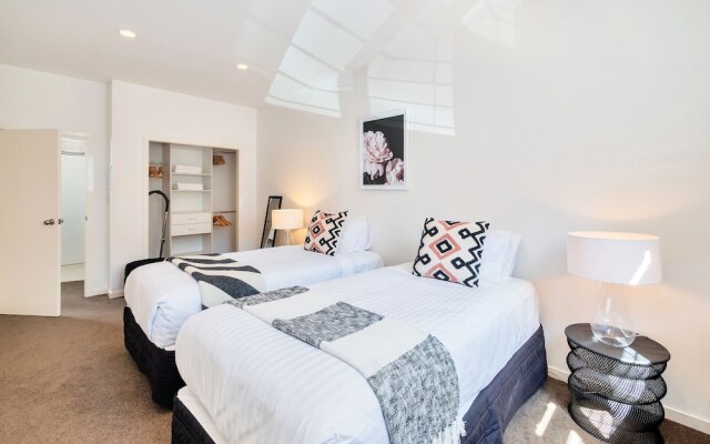 Spacious 2BR Near Westfield Newmarket