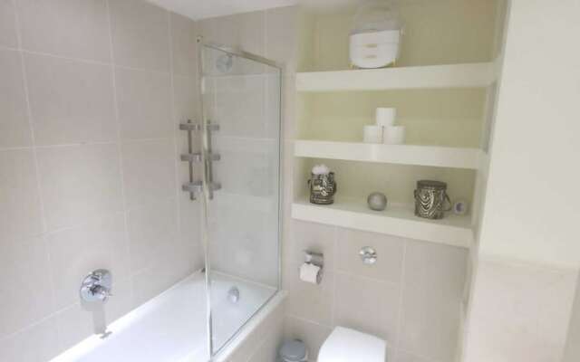 Ravishing Riverside 2-bed Rental in Canary Wharf