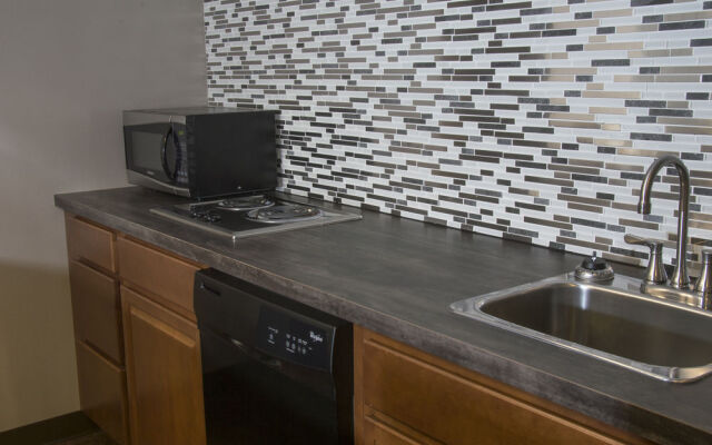 Clarion Inn & Suites US 65 & Battlefield Road