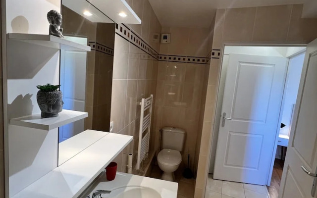 Bright City Escape With Parking