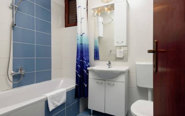 Tidy Apartment With Wifi, 4 km From City of Trogir