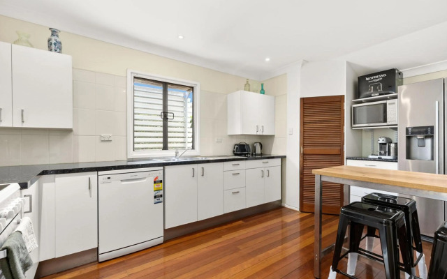 Kozyguru Albion Charming House With 3 Bedroom Parking -Qal035