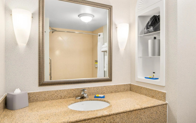 Holiday Inn Express & Suites Wilmington-Newark by IHG