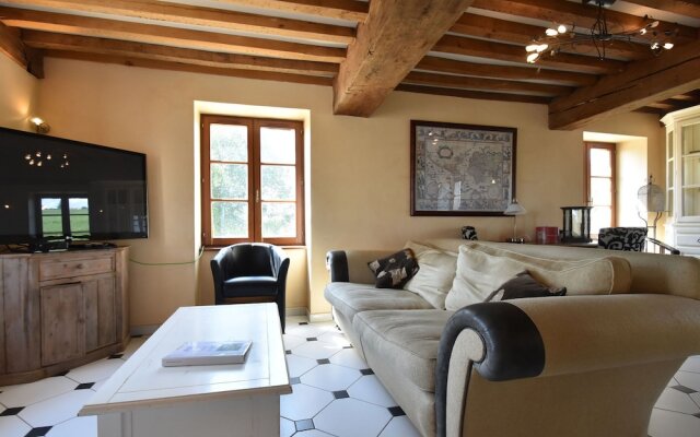 Vintage Farmhouse in Vinzelles with Pool