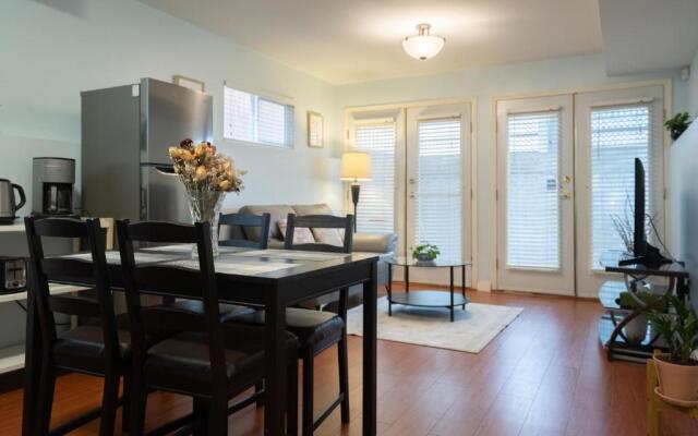 Adorable 1-bedroom suit with independent entrance