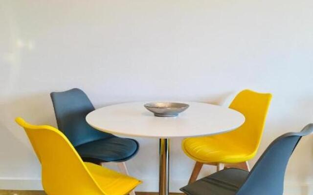 Woking Stylish and Modern 2 bedroom Apartment