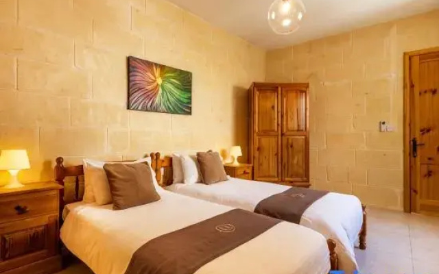Naduri - 3 bedrooms (sleeps 7 + 2 kids) Nadur village
