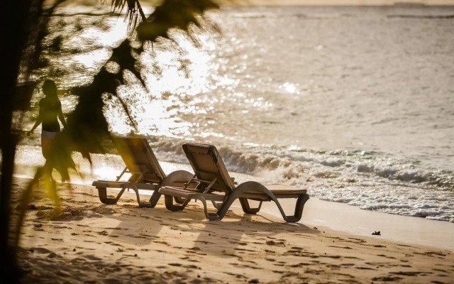 Victoria Beachcomber Resort & Spa