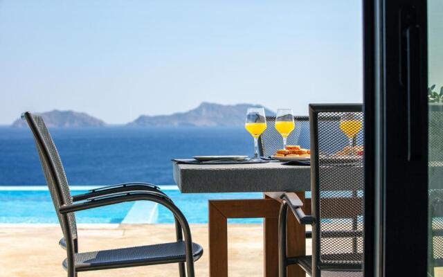 Seafront elegant villa, with infinity pool & devine views!