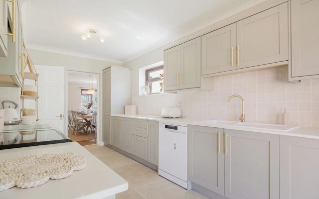 Beautiful 4 BD Home near Woodstock
