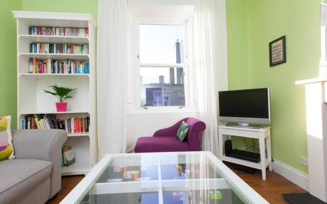 Bright and Modern Causewayside Apartment
