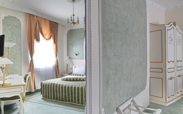 Queen's Astoria Design