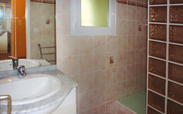 Semi-detached House on a Vineyard, Talais