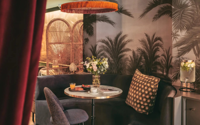 Snob Hotel