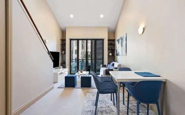 Viaduct Duplex - Free Parking, Best Location!