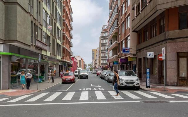 008 Amazing flat very close to the beach