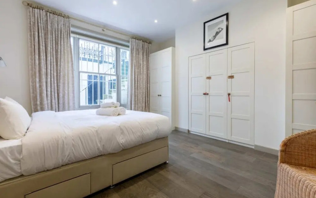 Elegant 2BD Flat 5 Mins to Kensington Gardens!