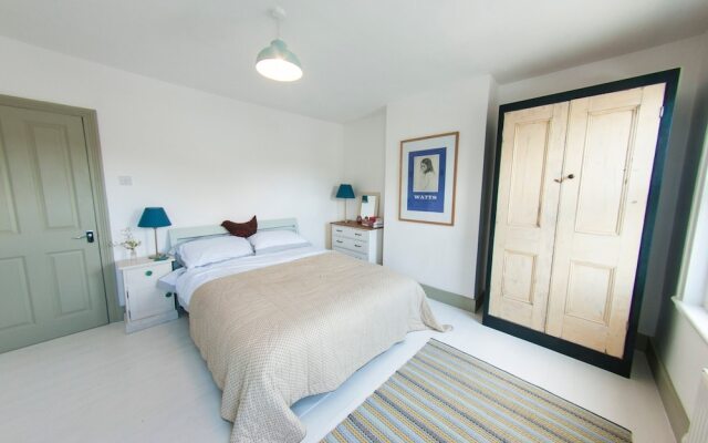 Modern and Luxurious House Close to Central London