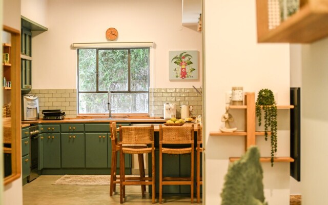Charming 2BR Apt w a Breathtaking Patio
